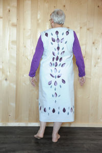 Stoffdruck, Kleid auberginefarben und grauen Tropfen, Erstellt 2013