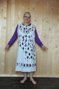 Stoffdruck, Kleid auberginefarben und grauen Tropfen, Erstellt 2013